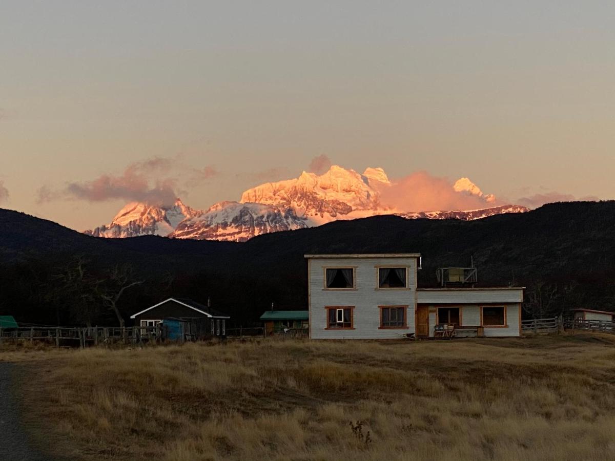 Bed and Breakfast Vista Al Paine - Refugio De Aventura Торрес-дель-Пайне Экстерьер фото